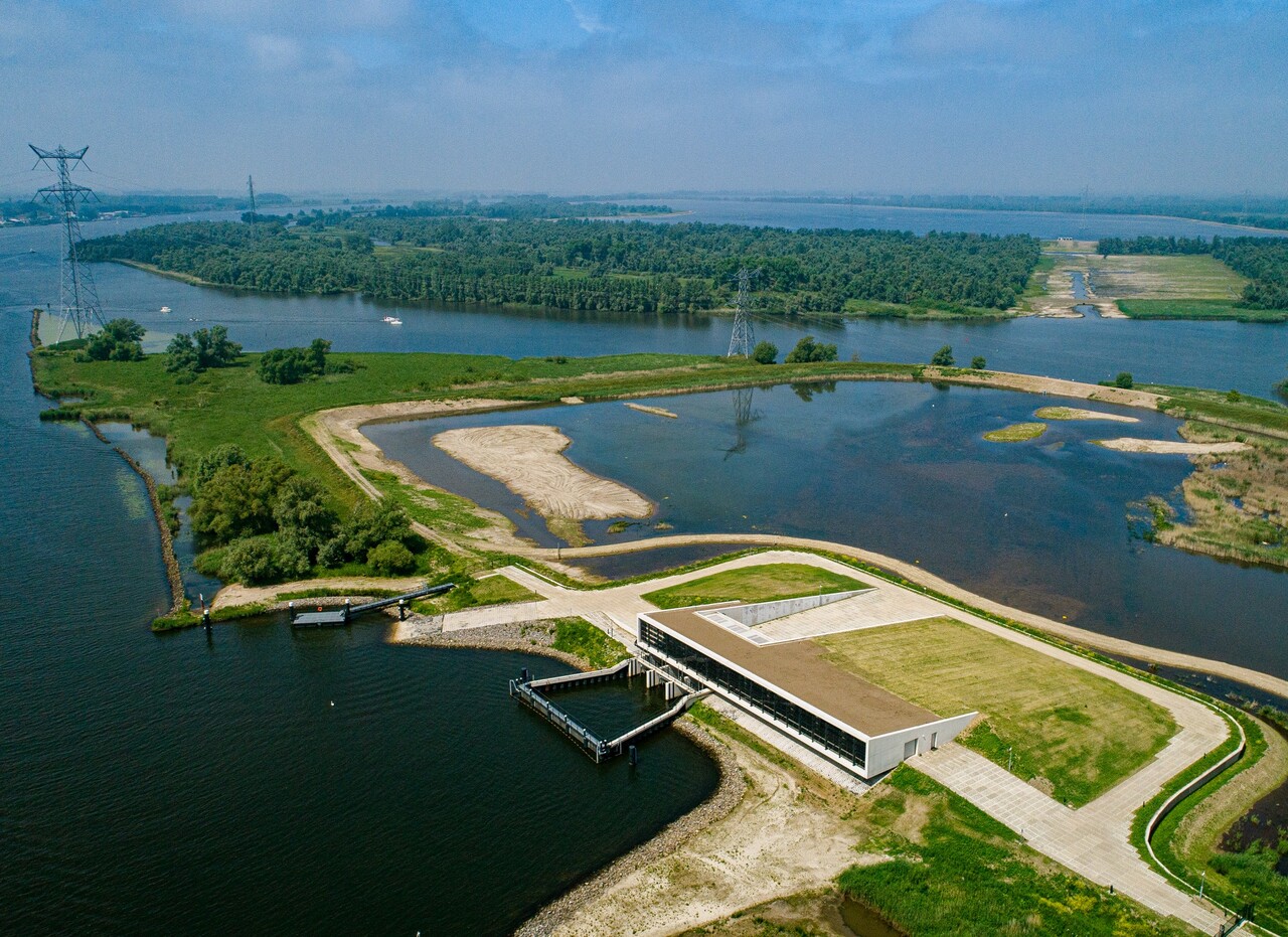 20210601_overzichtsfoto_innamepompstation_Bergsche_Maas_en_afgezonken_leidingen_naar_spaarbekken_De_Gijster_kleiner.jpg